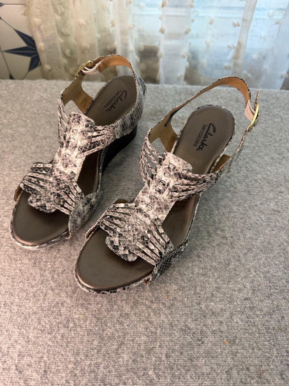 Clarks Bendables 60287 Grey Snakeskin Strappy Wedge Sandals Size 8M